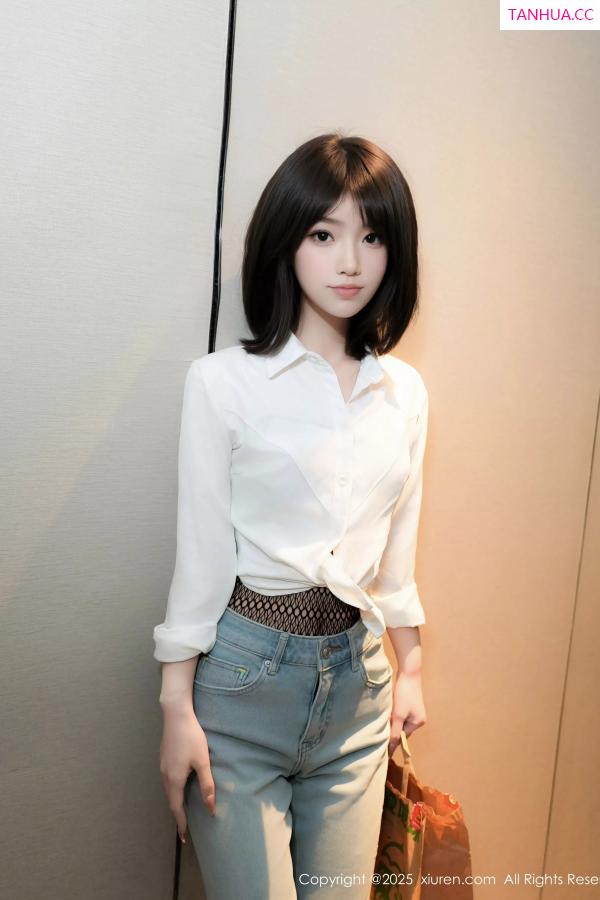 汁汁  [XiuRen]高清写真图 2025.05.06 No.10235 汁汁 蓝色牛仔裤第7张图片